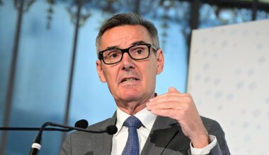 CNMV amenaza con sancionar a BBVA y Sabadell por "especular" con la opa