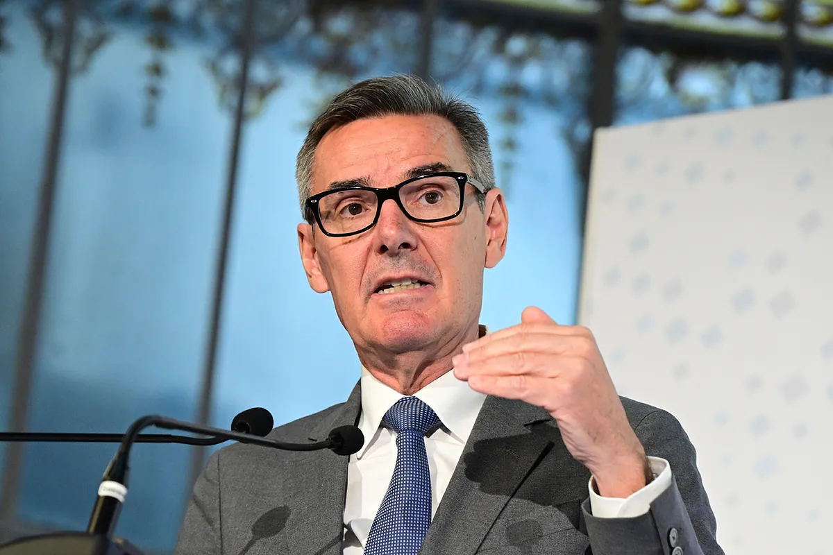 CNMV amenaza con sancionar a BBVA y Sabadell por "especular" con la opa