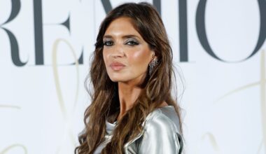 El homenaje de Sara Carbonero a Alberta Ferretti, estrella de los Premios Fashion