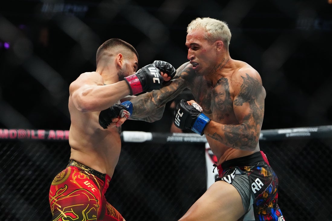 Charles Oliveira está interesado en Max Holloway para pelear por el título