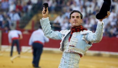 Dos orejas sin peso para Fernando Adrián en tarde de más cantidad que calidad en Zaragoza