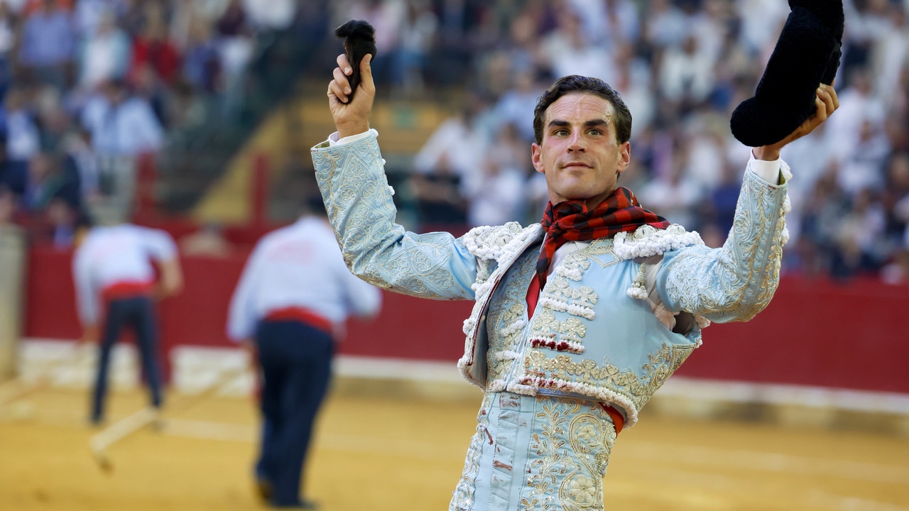 Dos orejas sin peso para Fernando Adrián en tarde de más cantidad que calidad en Zaragoza