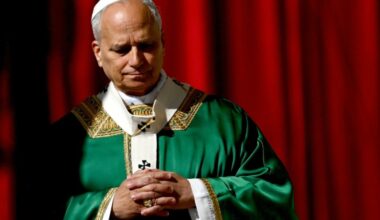 El papa pide privilegiar el amor a los pobres en su primera exhortación apostólica
