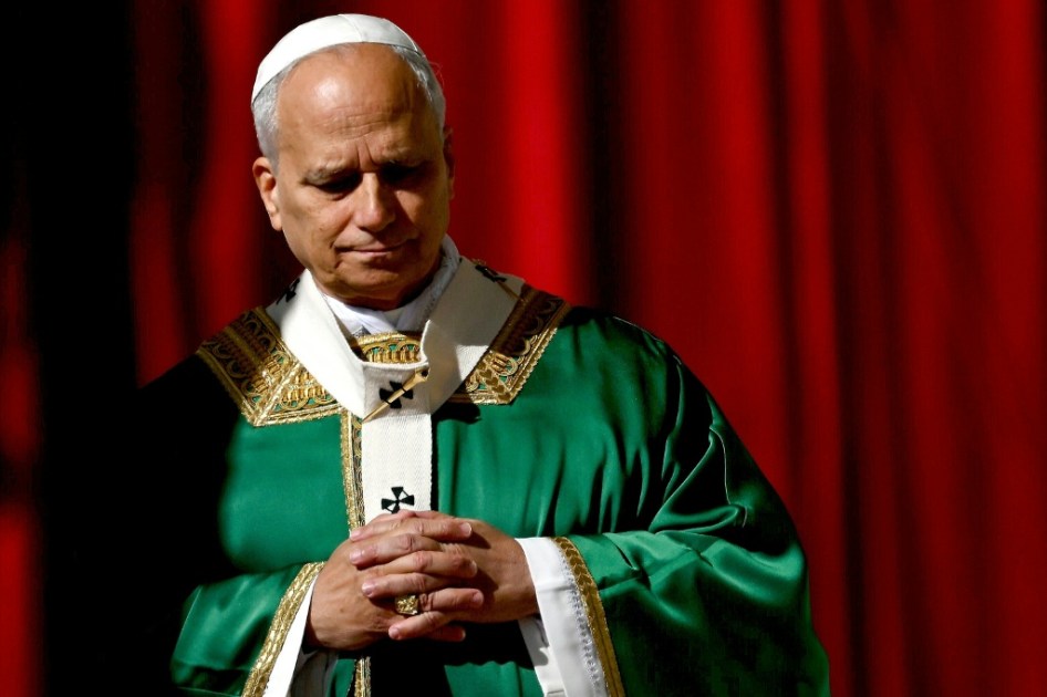 El papa pide privilegiar el amor a los pobres en su primera exhortación apostólica