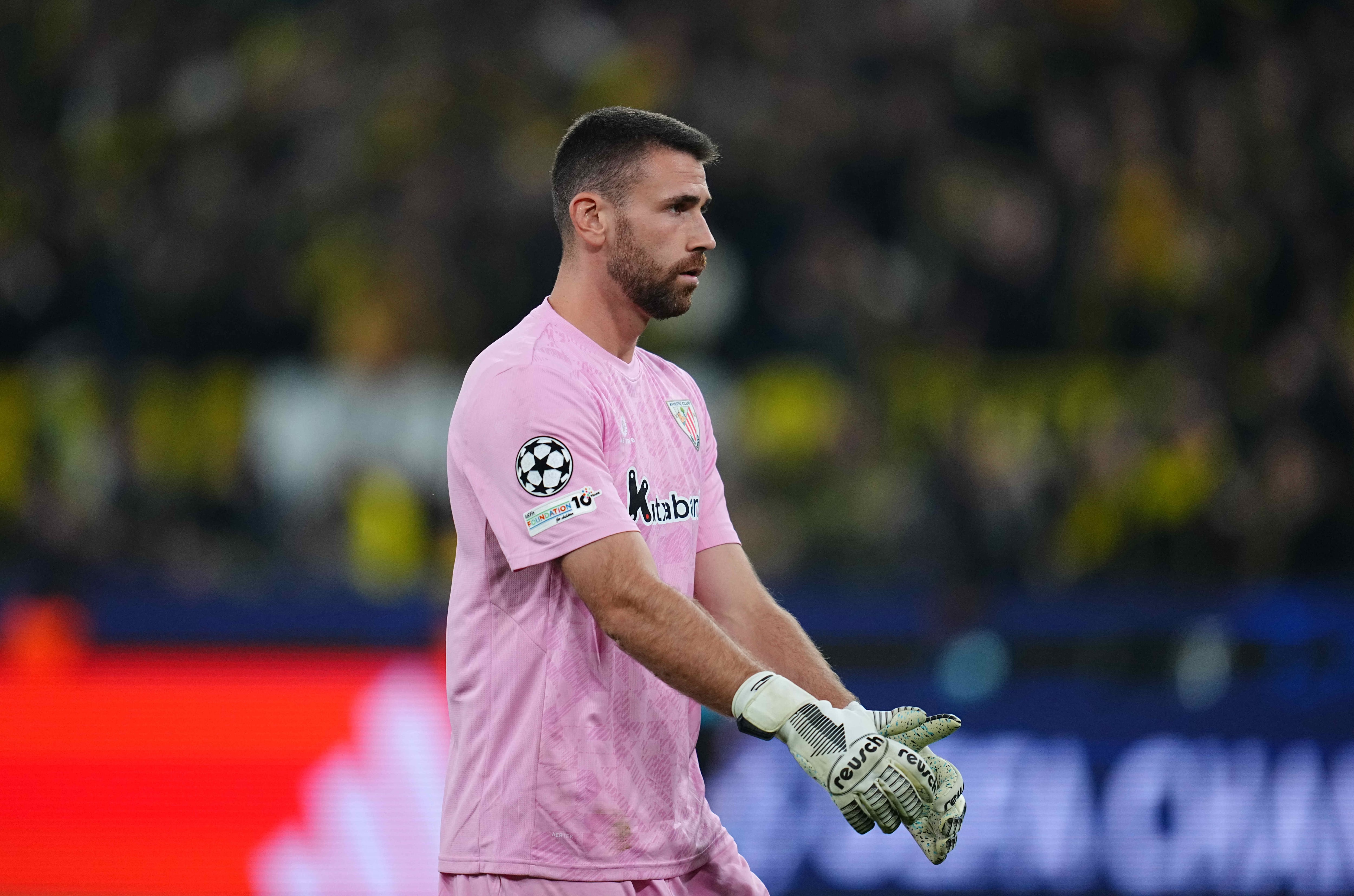 Unai Simón con la camiseta de color rosa de la Champions League.