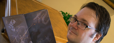 Brandon Sanderson destripa el Cosmere, su técnica narrativa, que incluye una hoja de Excel, y el momento que lo convirtió en escritor