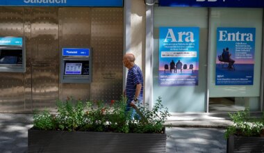 Una oficina de BBVA junto a otra de Banco de Sabadell en Barcelona.