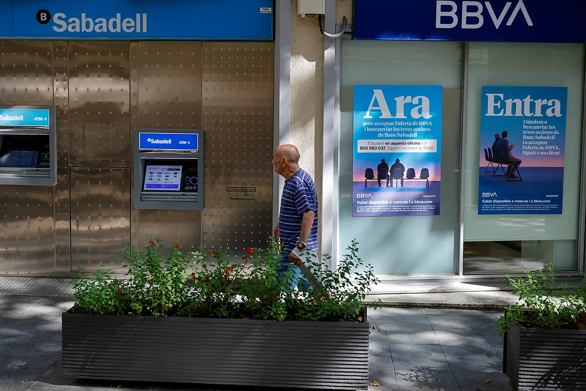 Una oficina de BBVA junto a otra de Banco de Sabadell en Barcelona.
