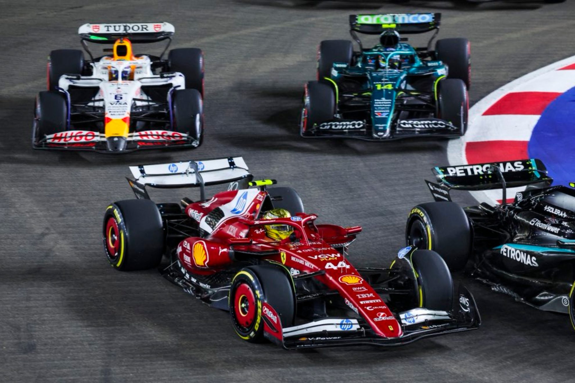 Hamilton, perseguido por Hadjar y Alonso, en Marina Bay.
