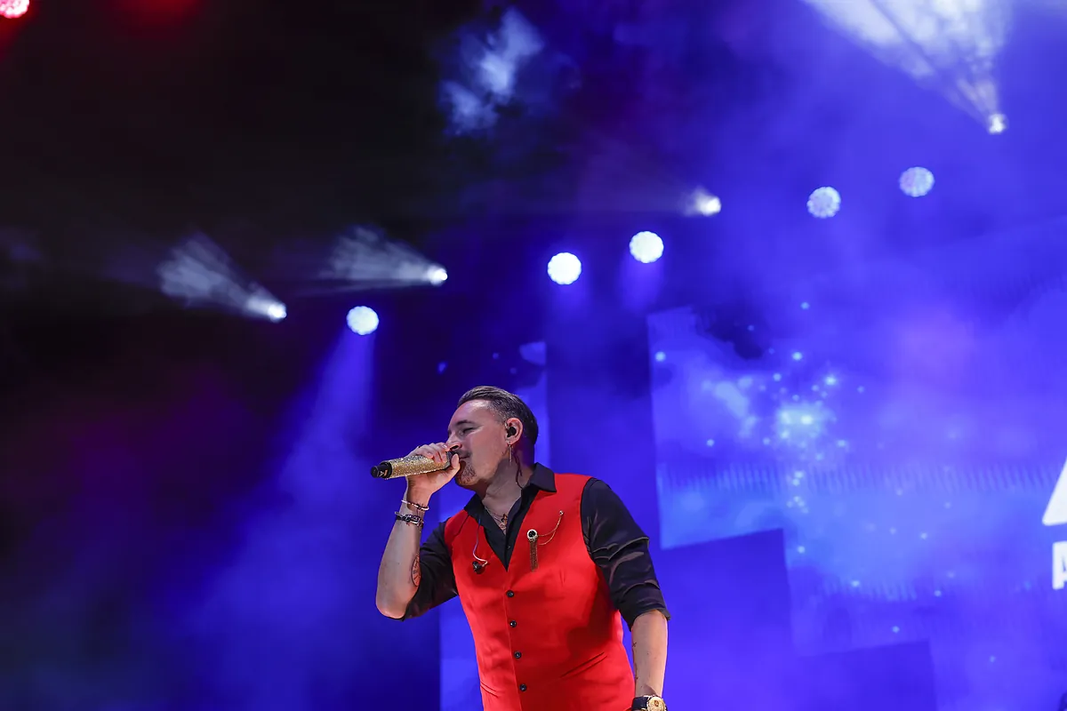 Andy, integrante de Andy y Lucas, anuncia su primer disco en solitario horas después del concierto de despedida de la pareja - El Mundo