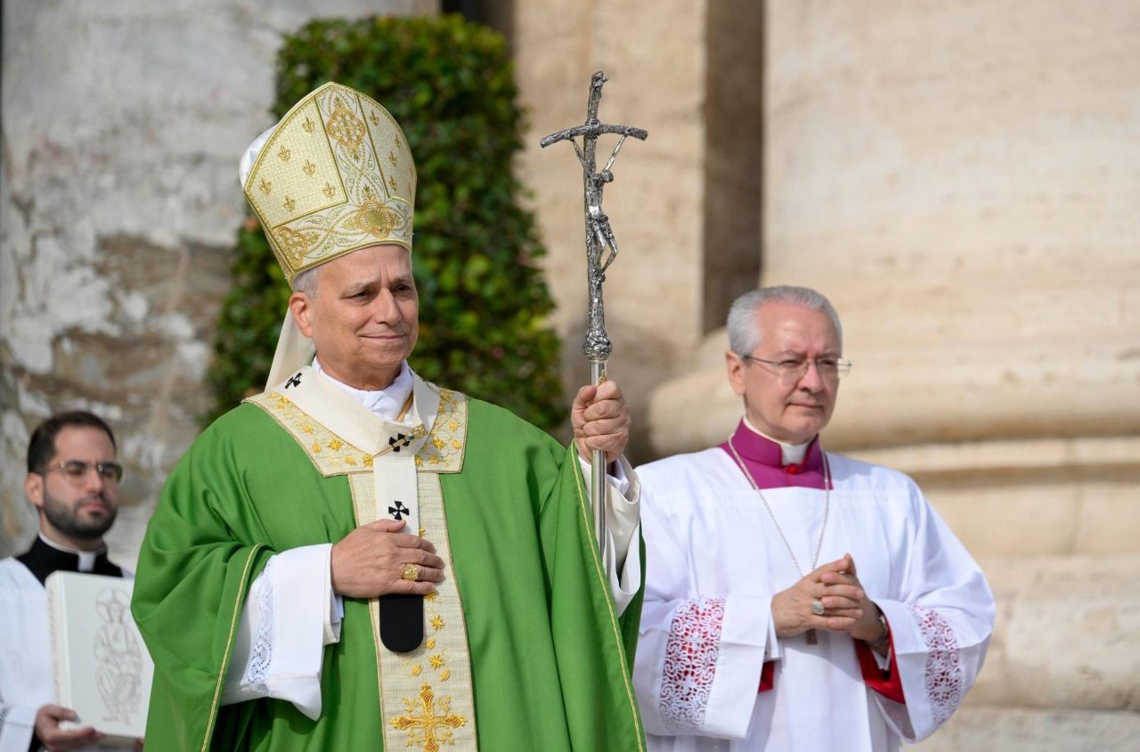 El Papa recuerda que María no sustituye a Cristo, sino que conduce a Él