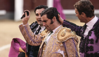 Morante se corta la coleta tras cortarle las dos orejas al cuarto toro en Madrid