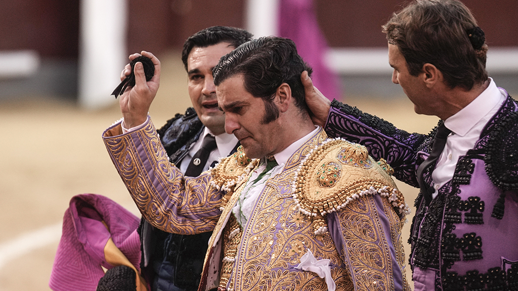 Morante se corta la coleta tras cortarle las dos orejas al cuarto toro en Madrid