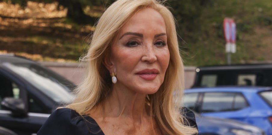 Carmen Lomana revive el dos piezas vaquero que ya llevaron Isabelle Junot y Manuela Villena