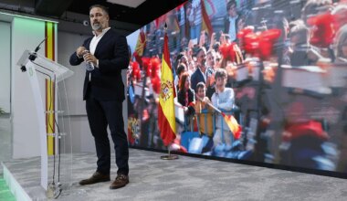 Abascal acusa a Feijóo de "repetir" sus consignas sobre inmigración: "Se va a dejar barba" - El Mundo