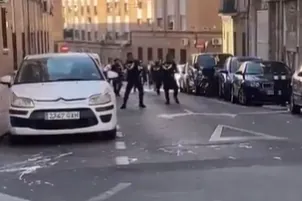 Batalla campal en Vallecas entre vecinos de un okupa y miembros de una empresa de desokupación: 17 detenidos, dos heridos y máxima tensión en el barrio - El Mundo