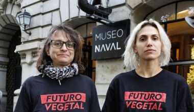 Las activistas de Futuro Vegetal que tiraron pintura roja sobre el Colón del Museo Naval: "El cuadro glorifica el genocidio, que se dañe es parte de nuestra progreso como cultura" - El Mundo