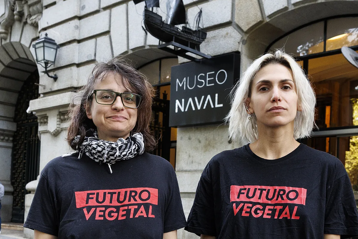 Las activistas de Futuro Vegetal que tiraron pintura roja sobre el Colón del Museo Naval: "El cuadro glorifica el genocidio, que se dañe es parte de nuestra progreso como cultura" - El Mundo