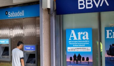 Los fondos españoles venden Sabadell en el mercado o esperan a la segunda opa - Expansión