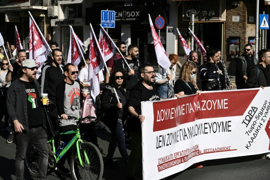 Legisladores griegos respaldan una reforma para permitir jornadas laborales de 13 horas