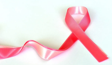 Día del Cáncer de Mama 2025: por qué se celebra hoy, 19 de octubre, y cuál es el origen de los lazos rosas - El Mundo