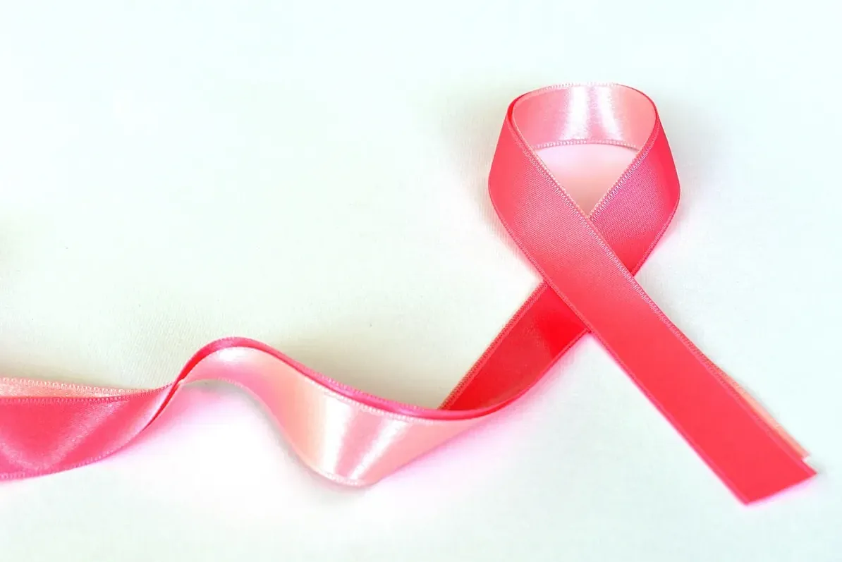 Día del Cáncer de Mama 2025: por qué se celebra hoy, 19 de octubre, y cuál es el origen de los lazos rosas - El Mundo