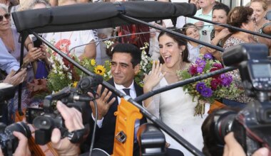 Alberto Herrera y Blanca Llandres ya son marido y mujer: vestido romántico, una madrina muy atrevida y curioso coche de novios - El Mundo