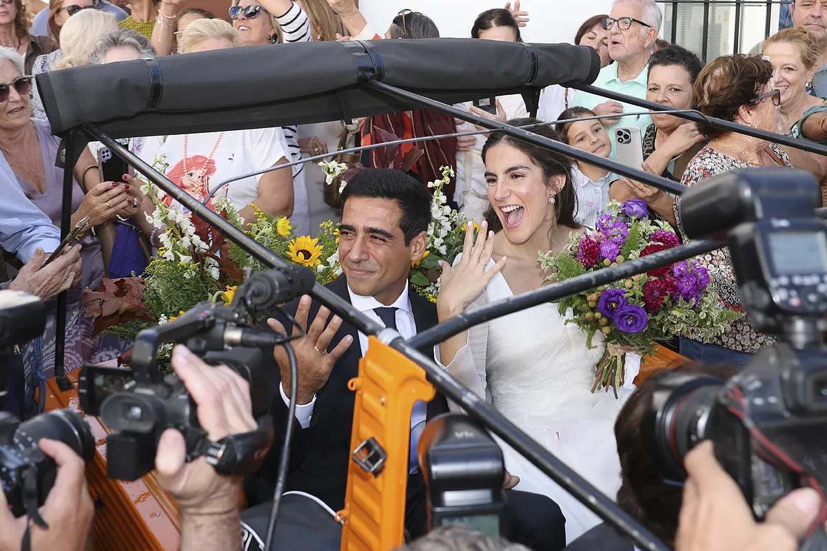 Alberto Herrera y Blanca Llandres ya son marido y mujer: vestido romántico, una madrina muy atrevida y curioso coche de novios - El Mundo