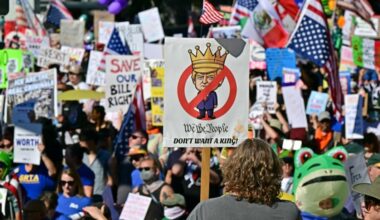"No a los reyes", el lema de las masivas protestas contra Trump en EEUU