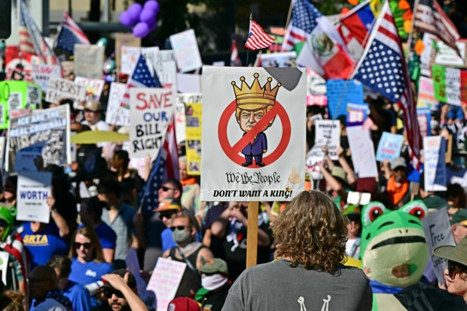 "No a los reyes", el lema de las masivas protestas contra Trump en EEUU