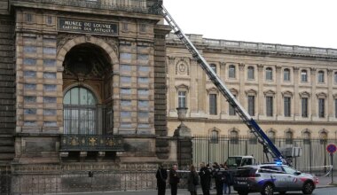 Ladrones encapuchados asaltan el Louvre y roban varias joyas de Napoleón antes de darse a la fuga en scooters - El Mundo