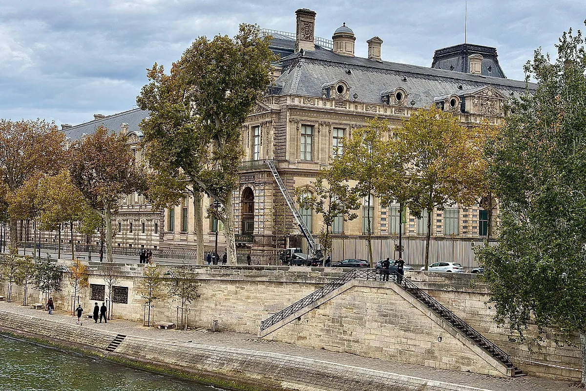 "Shock" por el robo de joyas en el Louvre: "Estamos ante Lupin. Cuesta imaginar que sea tan fácil robar en el Louvre" - El Mundo