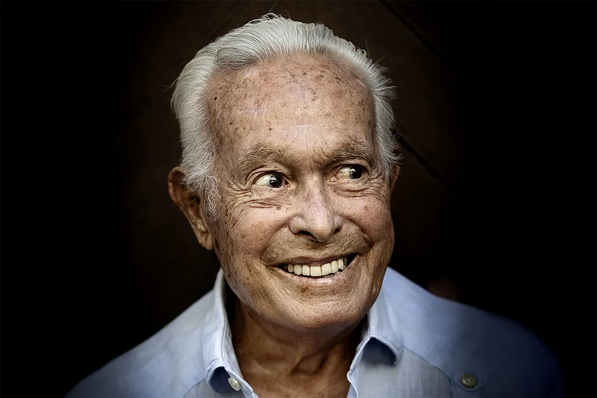 Curro Romero, en el 25 aniversario de su adiós a los ruedos: "La muerte siempre se está paseando por delante" - El Mundo