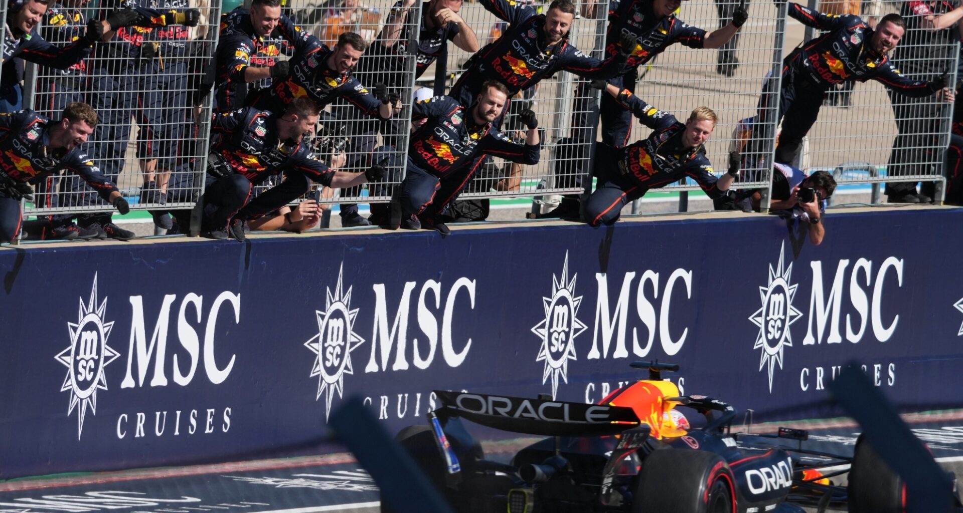 Max Verstappen cruzando la línea de meta al final del GP de Estados Unidos.