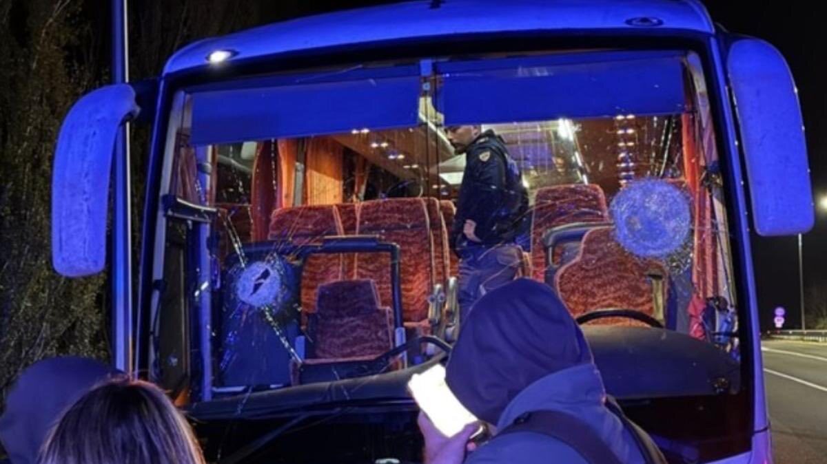 Muere un pasajero de un autobús con aficionados de baloncesto italiano por ataque de ultras | Saskibaloia