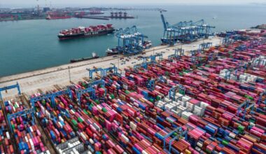 El crecimiento de China se desacelera por caída en el consumo interno y tensiones comerciales