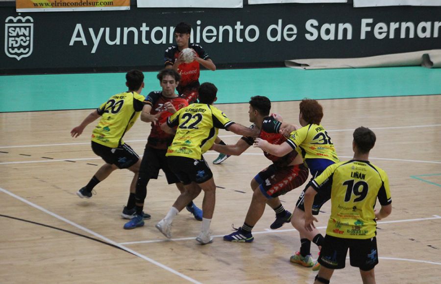 El BM San Fernando sigue líder tras su triunfo en Bahía Sur.