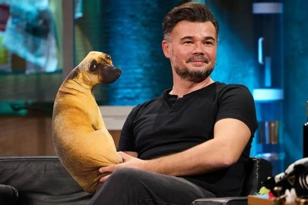 La Revuelta pierde la 'virginidad' con Gabriel Rufián: de su baile con Ester Expósito a "Mazón a prisión" - El Mundo