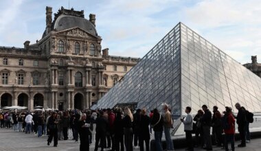 El Louvre reabre sus puertas tres días después del robo mientras los investigadores recuperan un casco y un guante de los ladrones - El Mundo