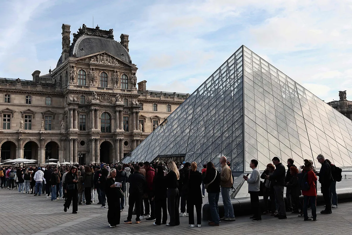 El Louvre reabre sus puertas tres días después del robo mientras los investigadores recuperan un casco y un guante de los ladrones - El Mundo