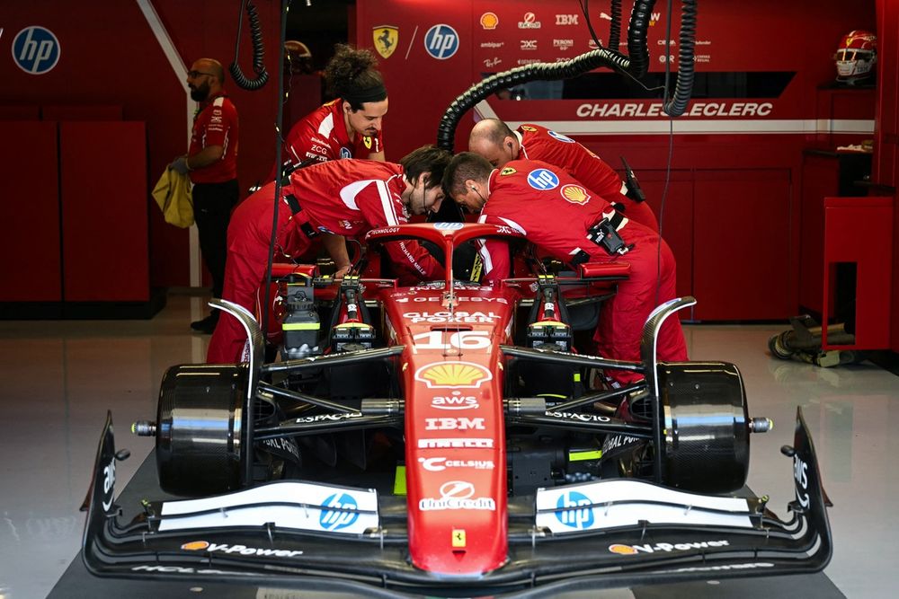 Si prepara la SF-25 di Leclerc per le qualifiche con un setup più estremo