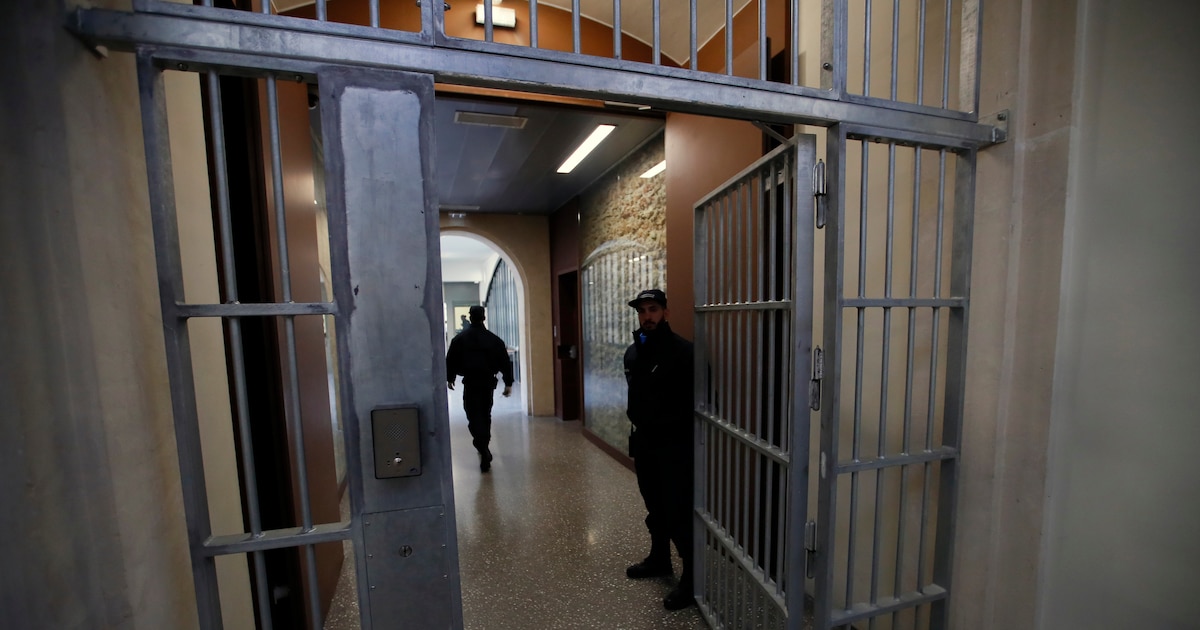 Cómo fue la primera noche de Sarkozy en la cárcel: los gritos y amenazas de los presos, y los dos libros que se llevó a la celda