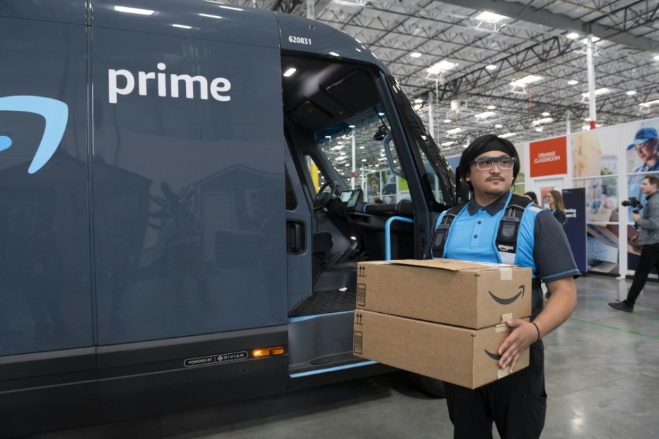 Amazon usa la IA para mejorar los robots que trabajan en sus centros de distribución