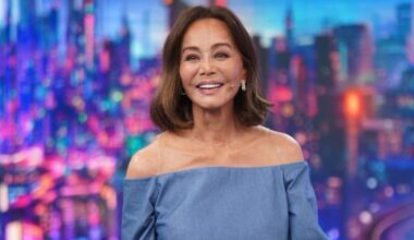 Isabel Preysler innova y gana en 'El Hormiguero' con vaqueros de lentejuelas y joyas españolas