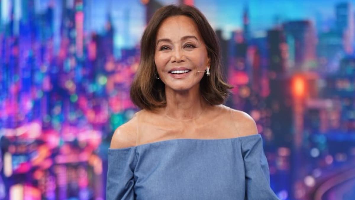 Isabel Preysler innova y gana en 'El Hormiguero' con vaqueros de lentejuelas y joyas españolas