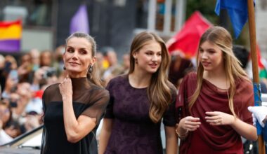 Letizia apuesta por la elegancia discreta de Sybilla, Leonor se viste de H&M y Sofía escoge un look de invitada con chal de Miphai: los vestidos royal de los Premios Princesa de Asturias 2025