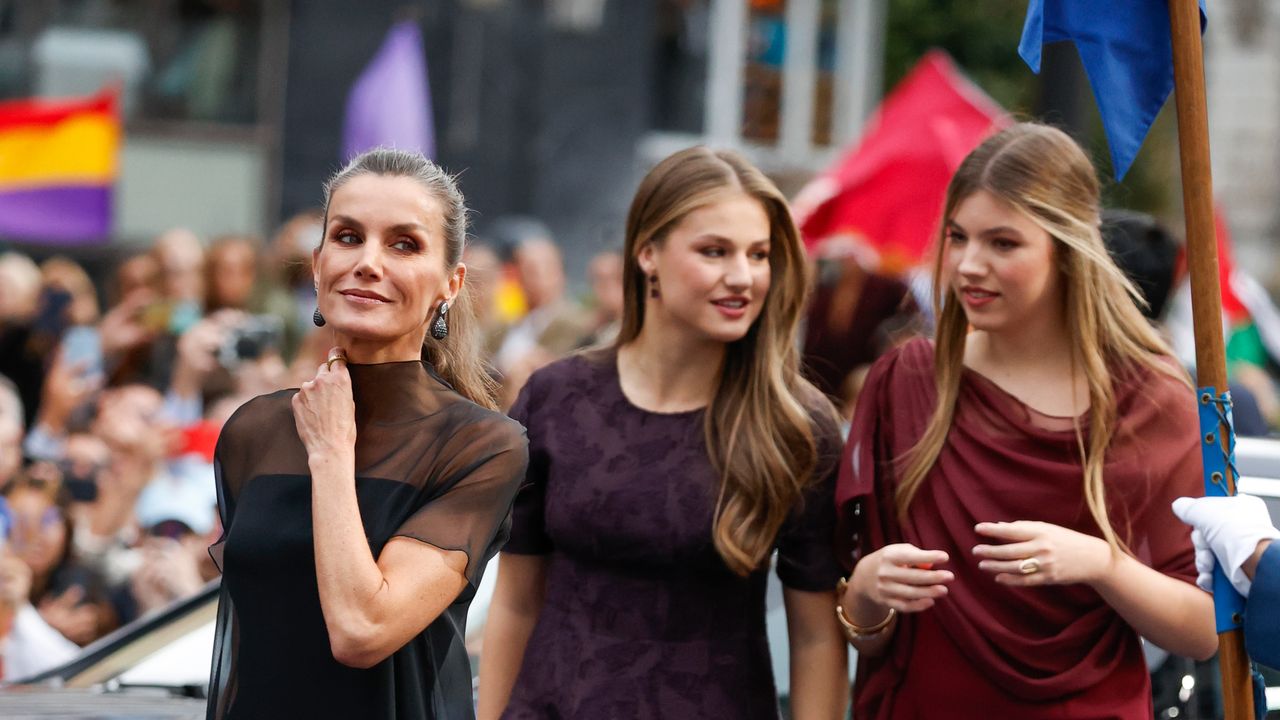 Letizia apuesta por la elegancia discreta de Sybilla, Leonor se viste de H&M y Sofía escoge un look de invitada con chal de Miphai: los vestidos royal de los Premios Princesa de Asturias 2025