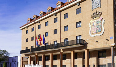 Móstoles ilumina de naranja la fachada del ayuntamiento por el Día Nacional del TDAH