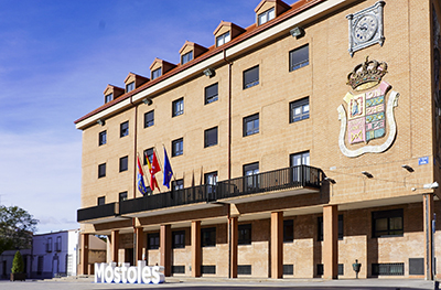Móstoles ilumina de naranja la fachada del ayuntamiento por el Día Nacional del TDAH