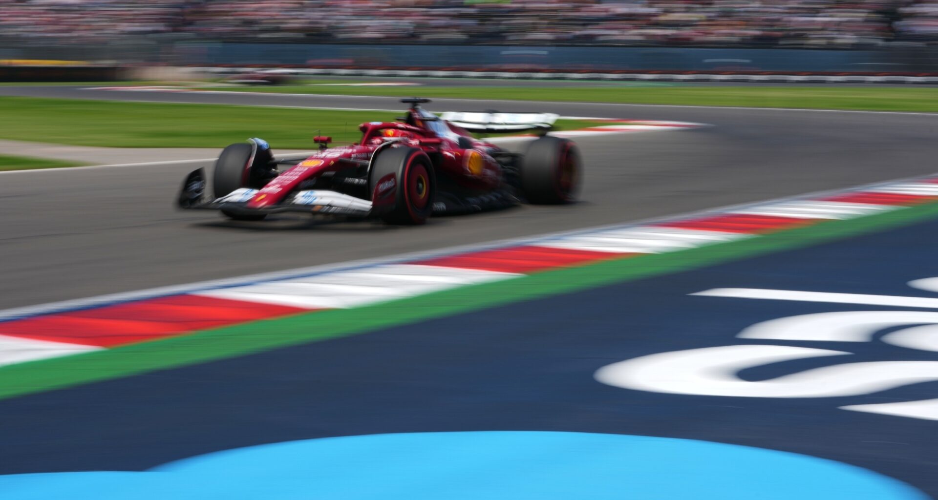 Charles Leclerc durante la primera sesión de entrenamientos libres en México.